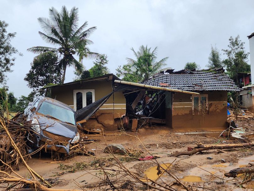 Une voiture et une maison endommagées après que des glissements de terrain ont frappé des villages vallonnés du district de Wayanad, dans l'État du Kerala, en Inde, le mardi 30 juillet 2024. 