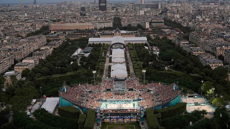 Une vue depuis la Tour Eiffel vers le Champ de Mars en passant par le stade de beach-volley aux Jeux olympiques d'été de 2024, le mardi 30 juillet 2024, à Paris, France.