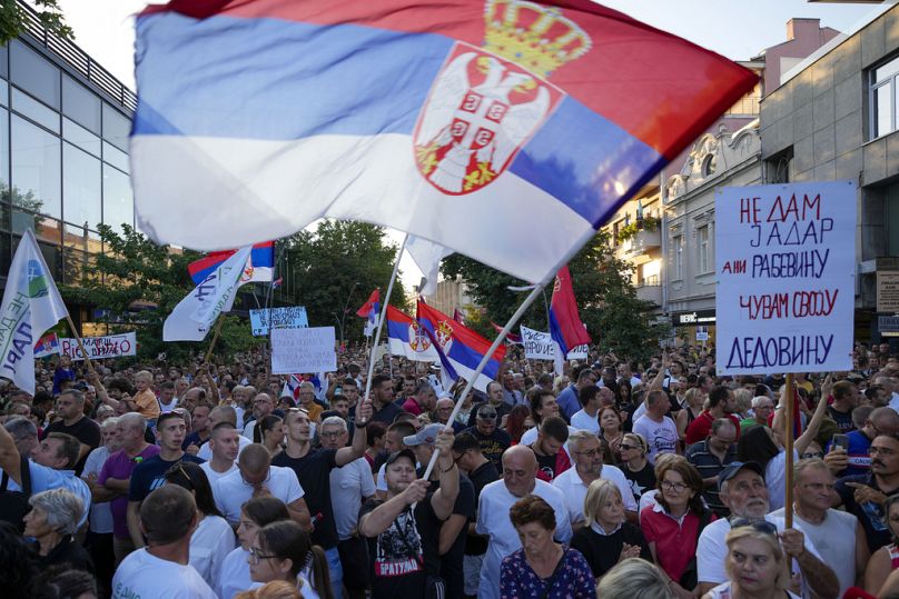 Des gens participent à une manifestation à Sabac, en Serbie, le lundi 29 juillet 2024. 