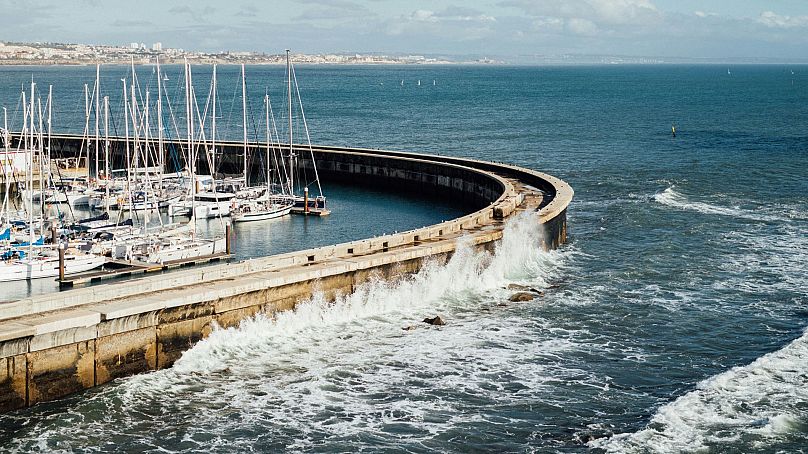 Des vagues s'écrasent sur le port de Lisbonne, au Portugal. La ville a été presque entièrement détruite par un tsunami en 1755.