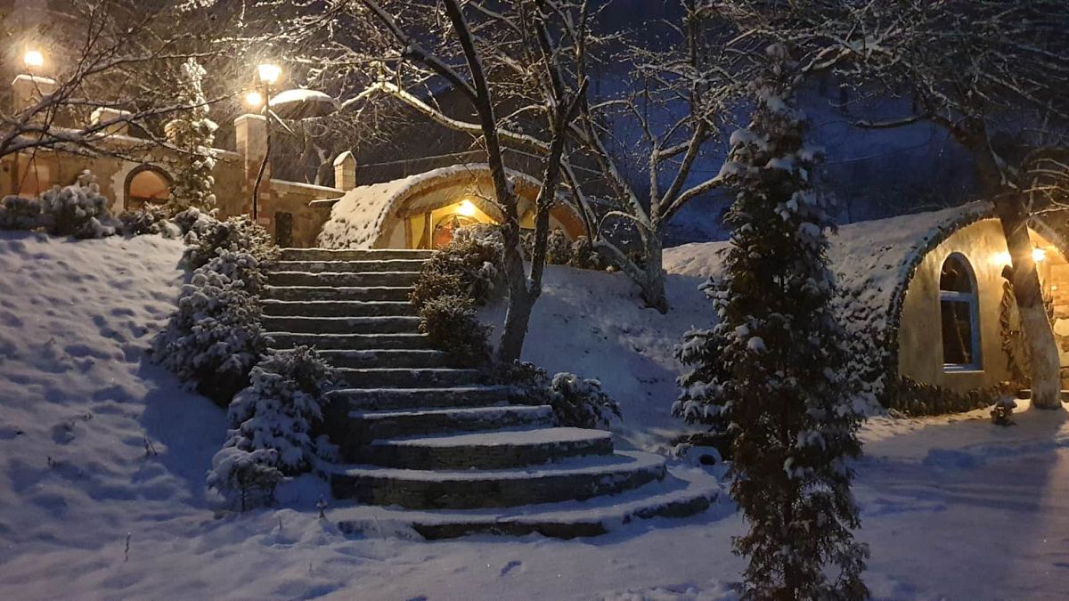 À l'intérieur d'un hôtel sur le thème du Hobbit au cœur d'une forêt arménienne