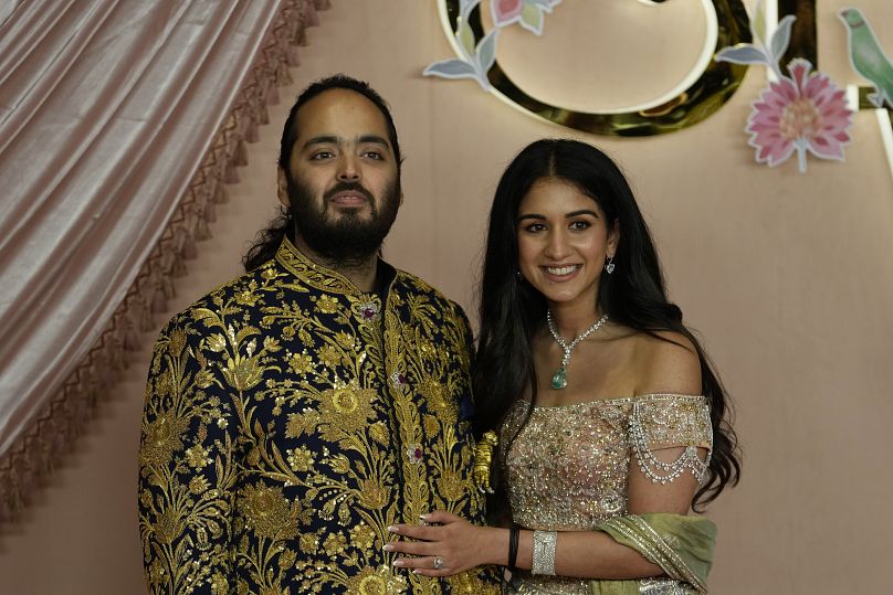 Anant Ambani, à gauche, et Radhika Merchant posent pour les photographes lors de leur cérémonie prénuptiale à Mumbai, le 5 juillet 2024