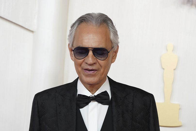 Andrea Bocelli arrive aux Oscars en mars 2024.