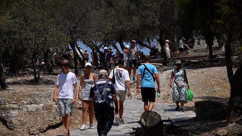 Les touristes étouffent sous la chaleur alors que les températures montent en flèche près de l'Acropole