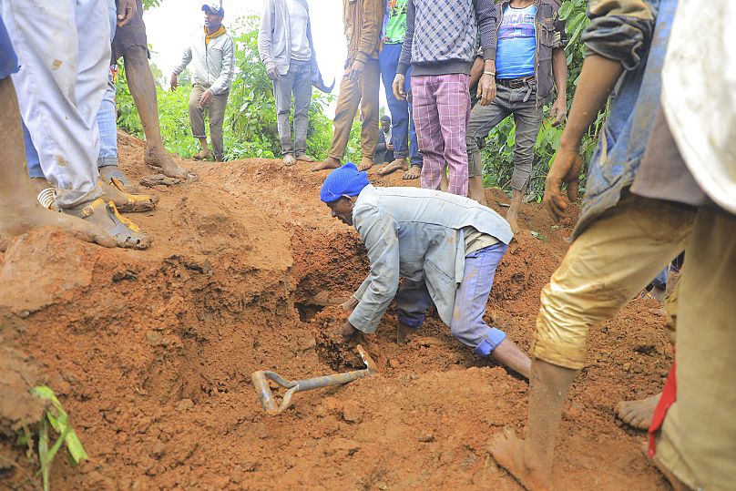 Un homme recherche des survivants sur le site d'une coulée de boue dans le district de Kencho Shacha Gozdi, dans la zone de Gofa, dans le sud de l'Éthiopie.