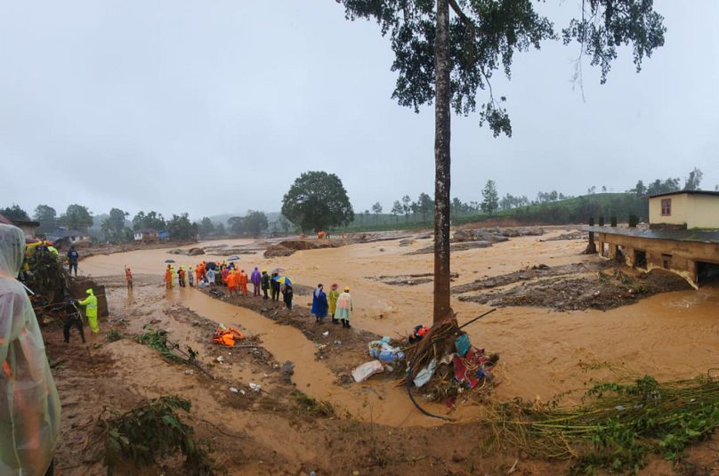 Les sauveteurs et d'autres inspectent les lieux après que des glissements de terrain ont frappé des villages vallonnés du district de Wayanad, dans l'État du Kerala, en Inde, le mardi 30 juillet 2024. 