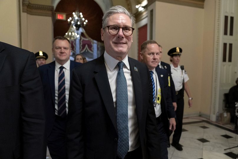 Le Premier ministre britannique Keir Starmer se promène dans le Statuary Hall après une réunion avec le président de la Chambre Mike Johnson, au Capitole, le mercredi 10 juillet 2024.