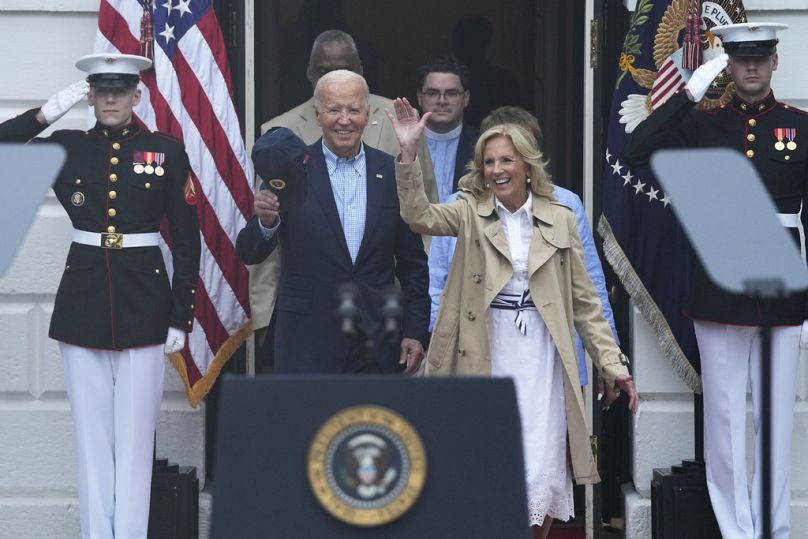 Le président Joe Biden et la première dame Jill Biden arrivent pour parler aux militaires en service actif et à leurs familles, à Washington, le jeudi 4 juillet 2024. 