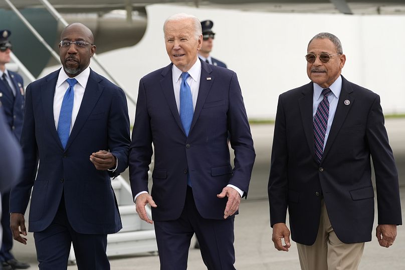 Le président Joe Biden marche avec le sénateur Raphael Warnock et le représentant Sanford Bishop, à son arrivée à l'aéroport international Hartsfield-Jackson d'Atlanta.