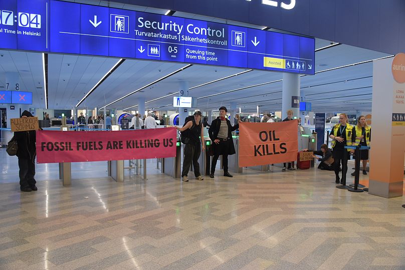 Des militants bloquent le contrôle de sécurité à l'aéroport d'Helsinki-Vantaa. 