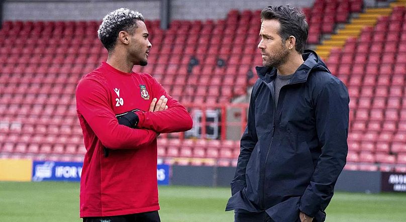 Le footballeur Dior Angus (à gauche) et Ryan Reynolds dans une scène de la série documentaire « Bienvenue à Wrexham »