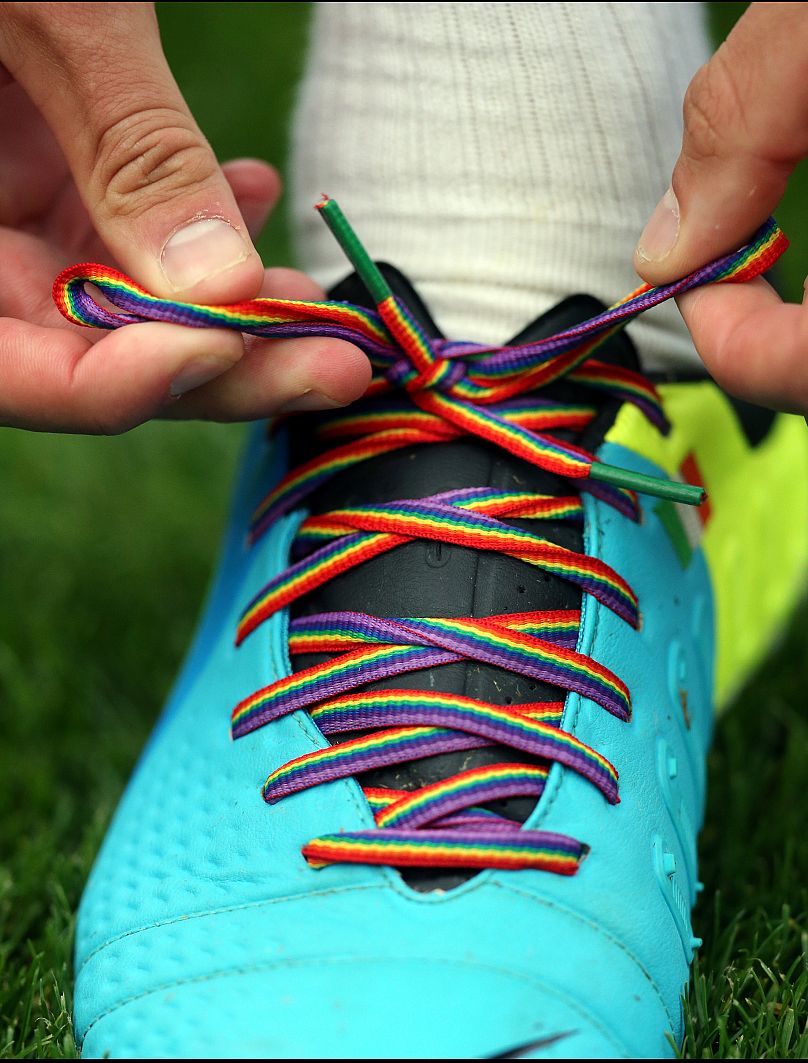 David Meyler, joueur de Hull City, attache ses lacets arc-en-ciel sur ses chaussures avant leur match de football de Premier League anglaise contre Newcastle United en 2013