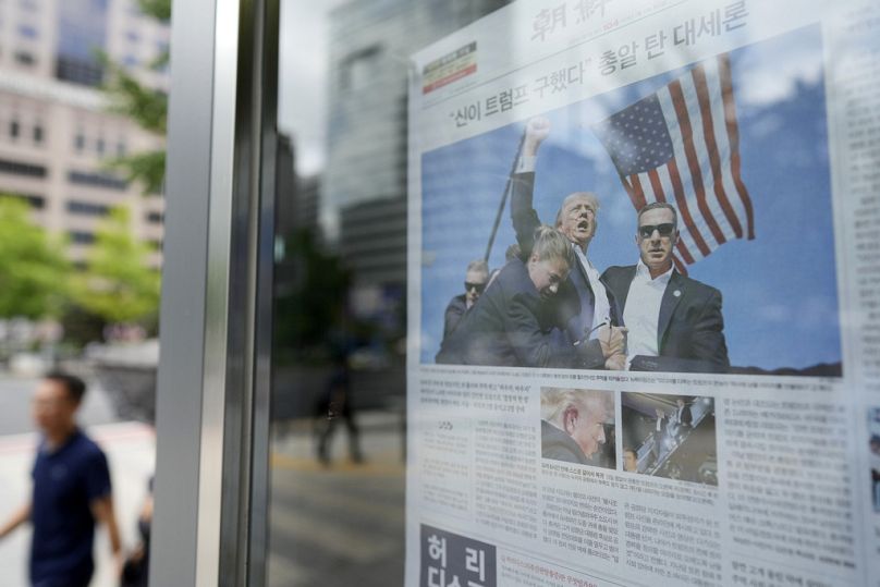 La première page d'un journal relatant la tentative d'assassinat de Donald Trump est affichée à Séoul, en Corée du Sud, le lundi 15 juillet 2024.