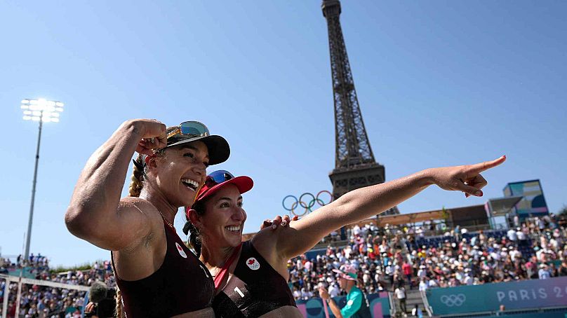 La Canadienne Brandie Wilkerson, à gauche, et la Canadienne Melissa Humana-Paredes célèbrent leur victoire contre le Paraguay lors d'un match de beach-volley aux Jeux olympiques d'été de 2024