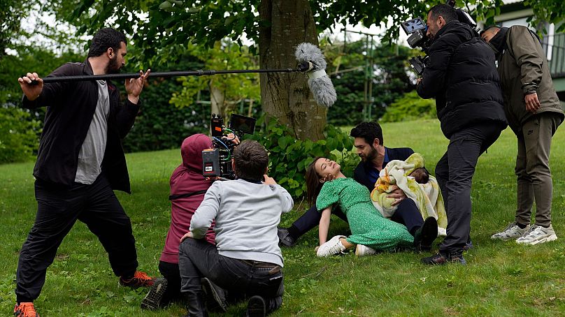 Une équipe de production filme des scènes d'un drame turc avec l'acteur Paris Baktas et l'actrice Yagmur Yuksel, Turquie, le 30 avril 2024. 