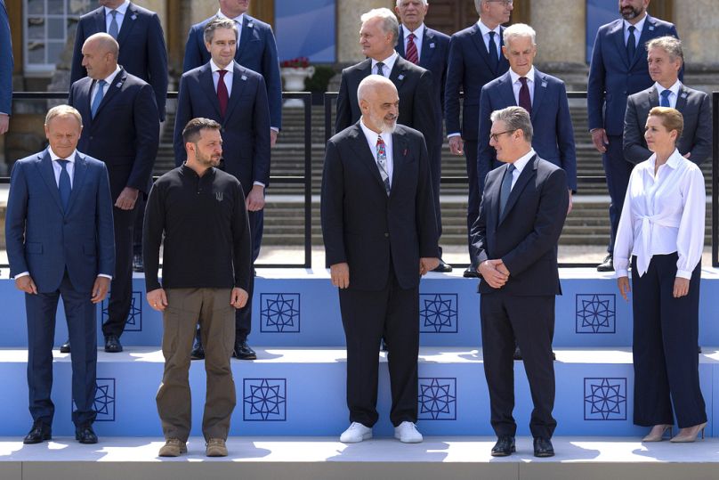 Le Premier ministre britannique Keir Starmer, deuxième à droite, pose pour une photo de famille avec les dirigeants européens lors du sommet de la Communauté politique européenne au palais de Blenheim.