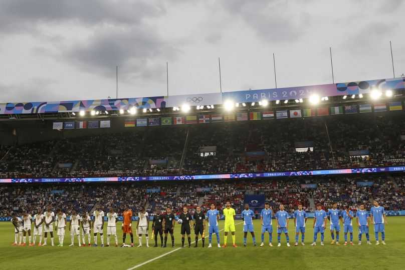 Composition des équipes d'Israël et du Mali avant le match de football masculin au Parc des Princes à Paris