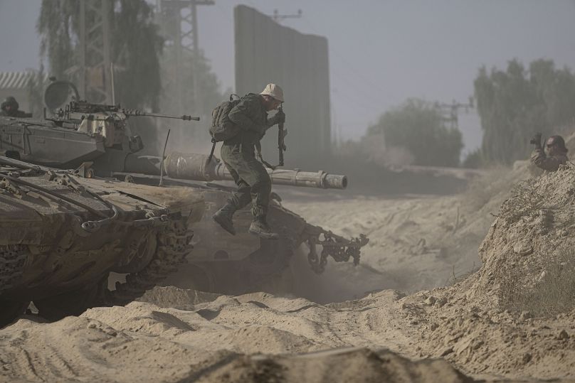 Un soldat israélien descend de son char près de la frontière entre Israël et Gaza, le 12 juillet 2024