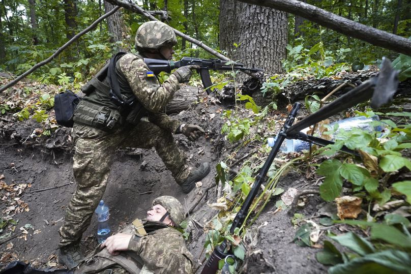 Des soldats ukrainiens de la 3e brigade de la Force opérationnelle Spartan participent à des exercices d'entraînement tactique et médical dans un lieu tenu secret dans la région de Kharkiv en Ukraine