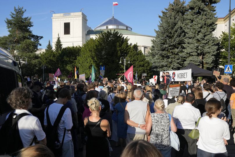   Quelques centaines de personnes protestent contre l'échec récent du gouvernement centriste du Premier ministre Donald Tusk à rassembler suffisamment de soutien pour organiser un vote.