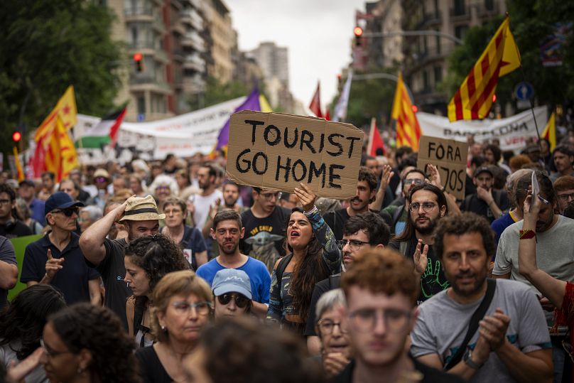 Des manifestants défilent en criant des slogans contre le Formula 1 Barcelona Fan Festival dans le centre-ville de Barcelone, le 19 juin 2024