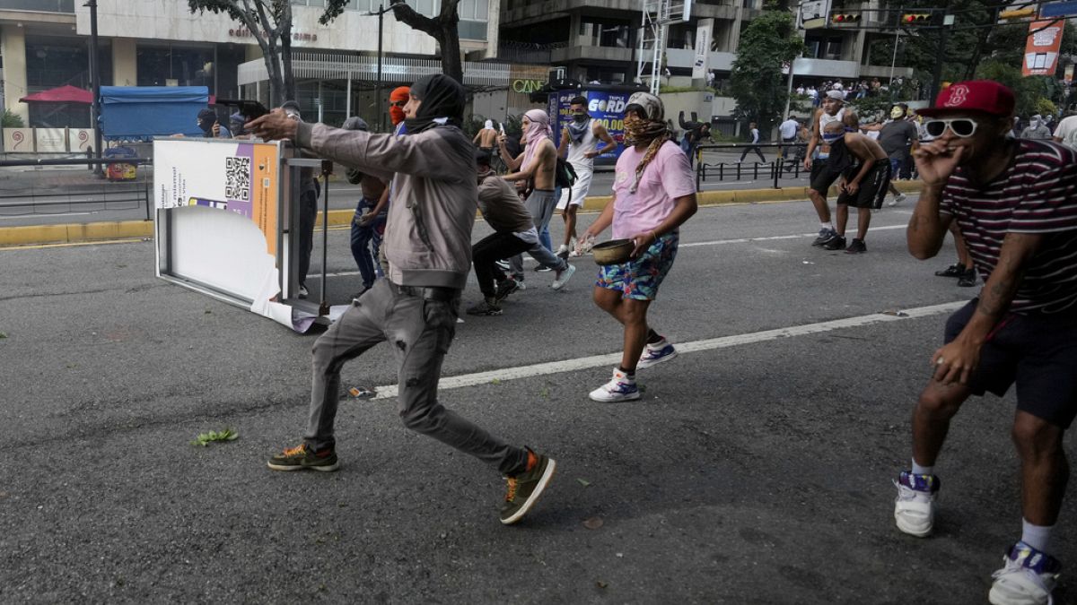 Des milliers de personnes manifestent à travers le Venezuela contre le résultat de l'élection présidentielle