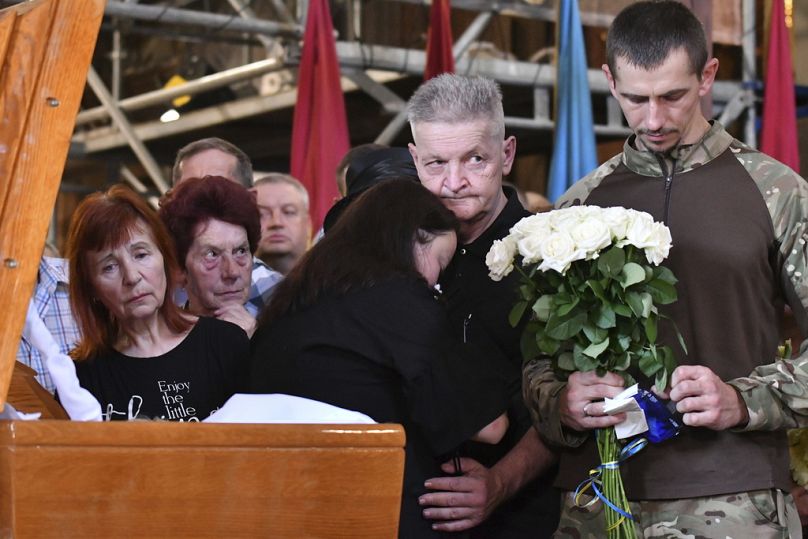 Les proches pleurent le cercueil de l'ancienne députée nationaliste ukrainienne Iryna Farion lors d'une cérémonie funéraire dans l'église Saints-Pierre-et-Paul de Lviv, en Ukraine