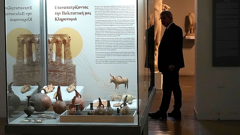 Antiquités rapatriées d'Allemagne et exposées au musée archéologique de la capitale Nicosie, à Chypre, le lundi 22 juillet 2024. 