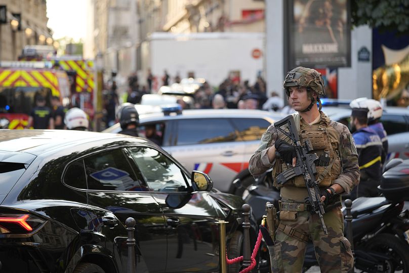 Un soldat monte la garde près de l'avenue des Champs-Élysées après une agression au couteau, le 18 juillet 2024