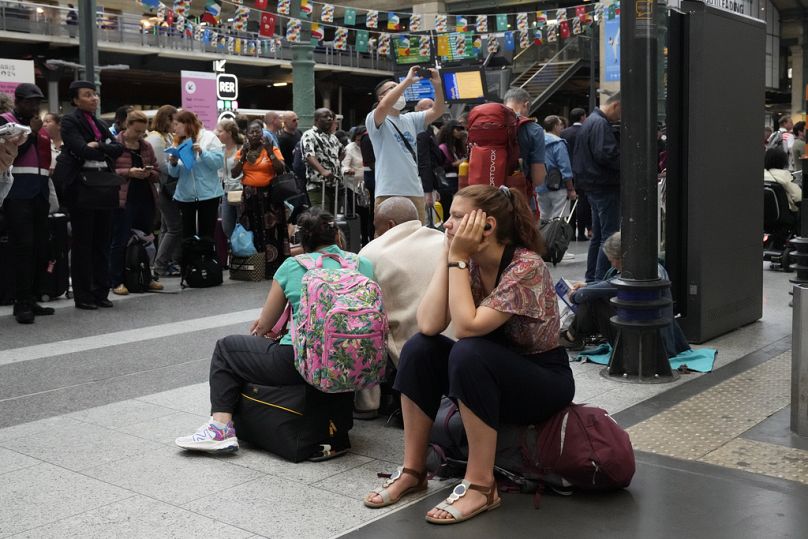 Un voyageur attend à l'intérieur de la gare du Nord aux Jeux olympiques d'été de 2024, le vendredi 26 juillet 2024, à Paris, France.