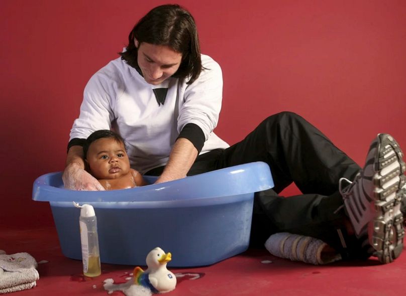 Messi donne un bain à un bébé Yamal.