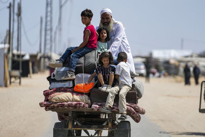 Les Palestiniens déplacés par l'offensive aérienne et terrestre israélienne sur la bande de Gaza fuient certaines parties de Khan Younis, suite à un ordre d'évacuation donné par l'armée israélienne.