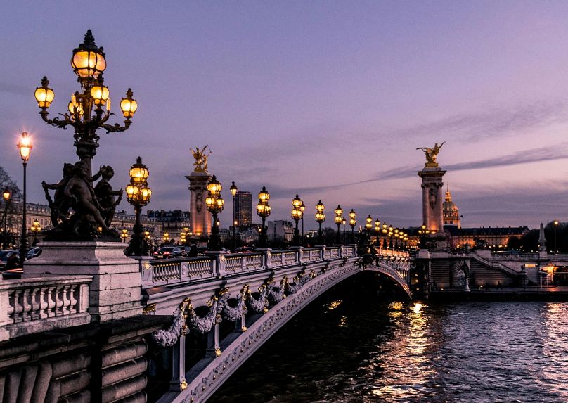Le pont Alexandre III est l'un des sites touristiques les plus populaires de Paris