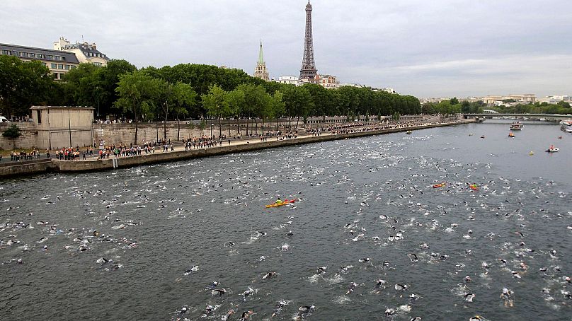 Des concurrents nagent dans la Seine lors du Triathlon de Paris en juillet 2011.