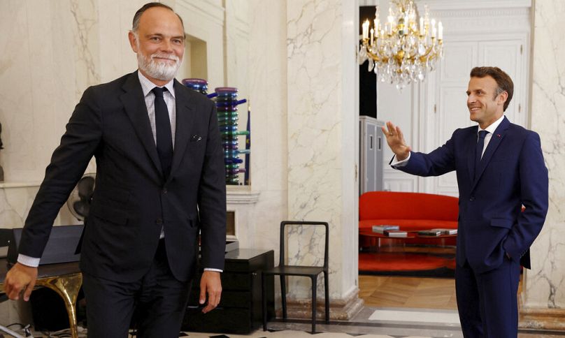 Le président français Emmanuel Macron, à droite, accompagne Edouard Philippe, ancien Premier ministre français et chef du parti politique Horizons en 2022