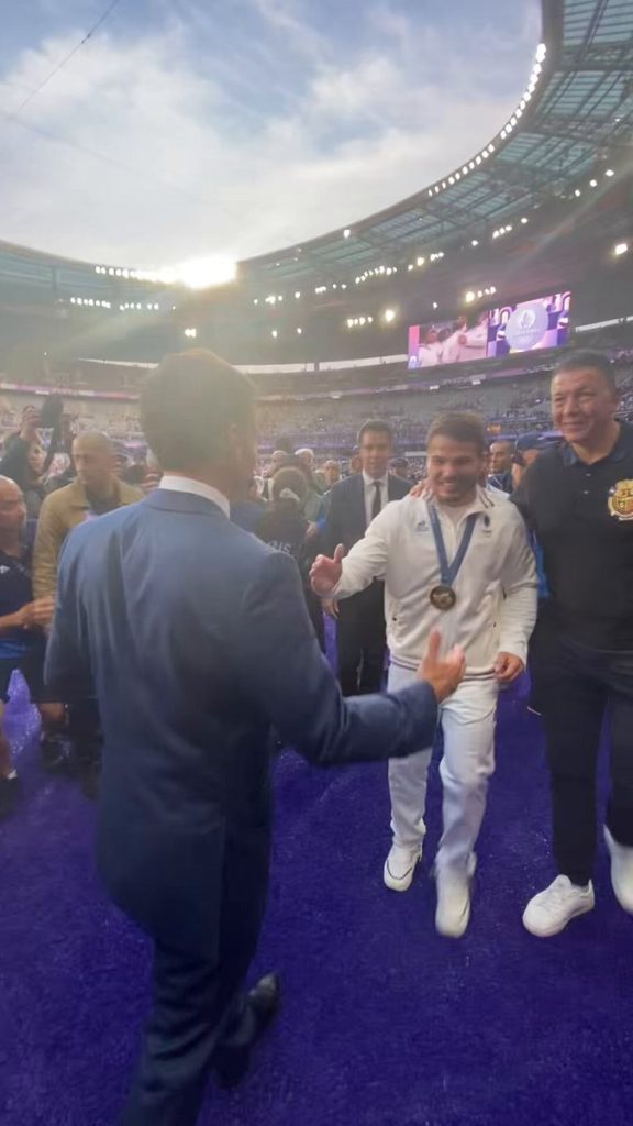 Vous l'avez fait avec panache ! Vous donnez aux Français leur première médaille d'or de ces Jeux ! BRAVO à l'équipe de France de Rugby.