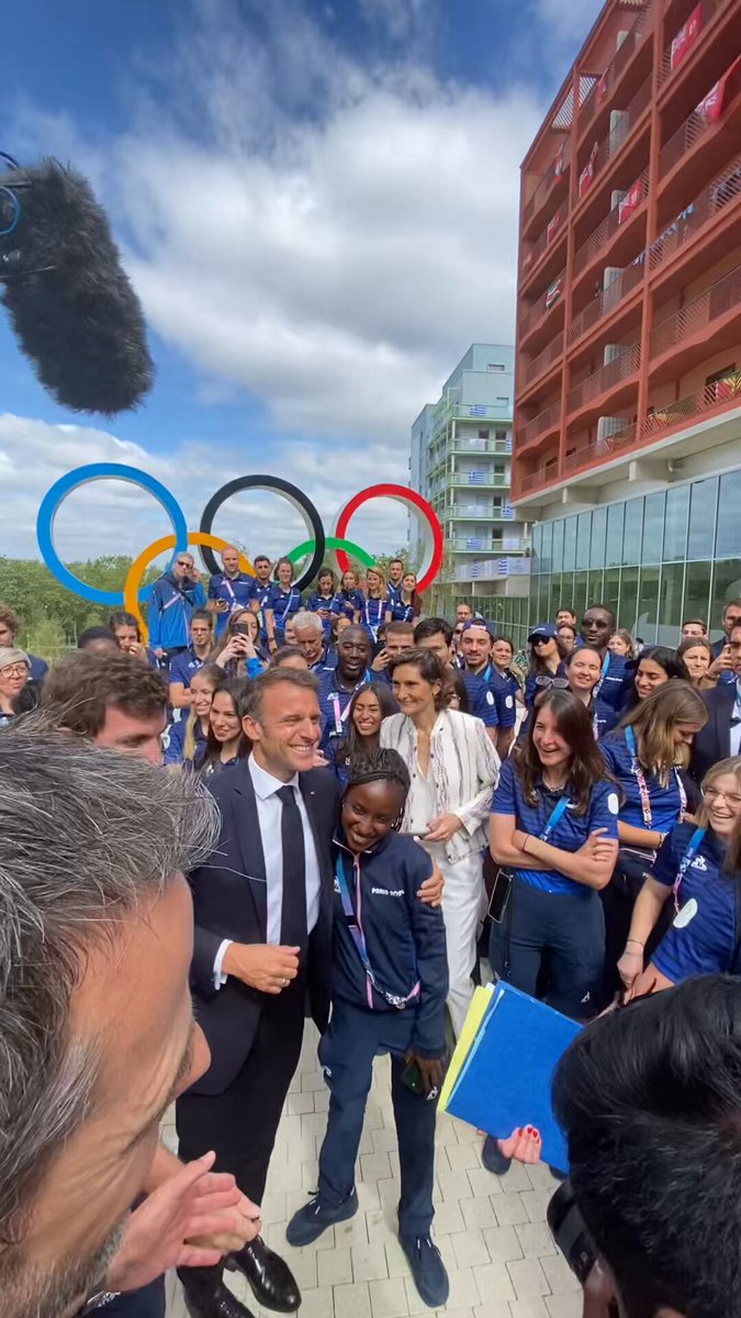 Dans quatre jours, nous allons accueillir le monde, l’olympisme et accompagner nos grands champions vers des victoires historiques. C’est grâce à vous. Équipe de @Paris2024 et bénévoles : merci.