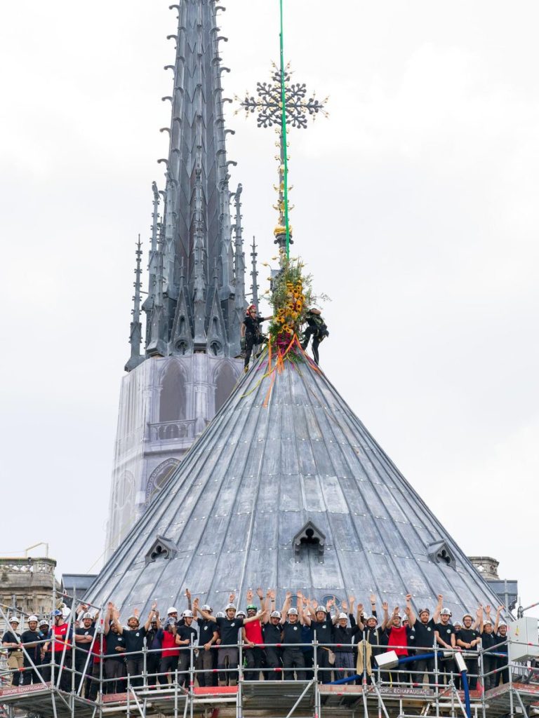 À la veille des Jeux de Paris, les couvreurs du chœur de Notre-Dame parachèvent leur œuvre. Quel symbole ! Fierté française !