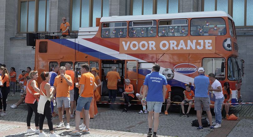 Henk van Beek marchant vers le bus Oranje à Berlin.