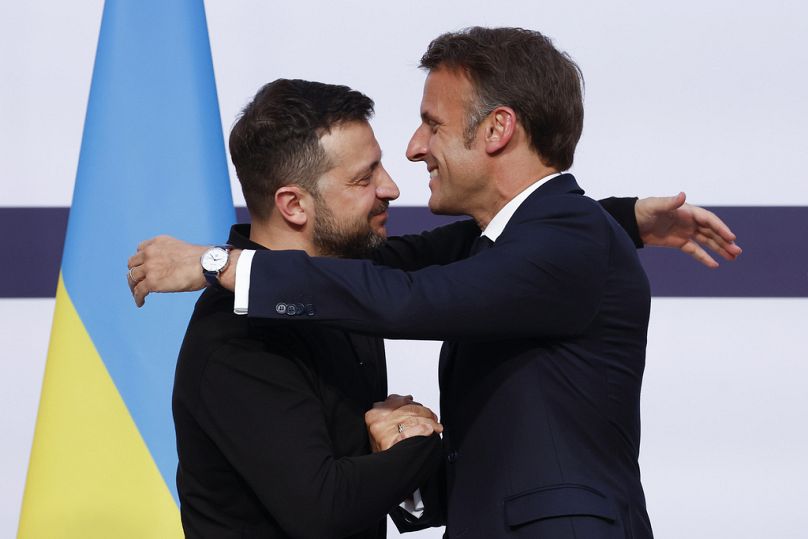 Le président français Emmanuel Macron, à droite, embrasse le président ukrainien Volodymyr Zelenskyy lors d'une conférence de presse conjointe au palais de l'Élysée à Paris, le 7 juin 2024