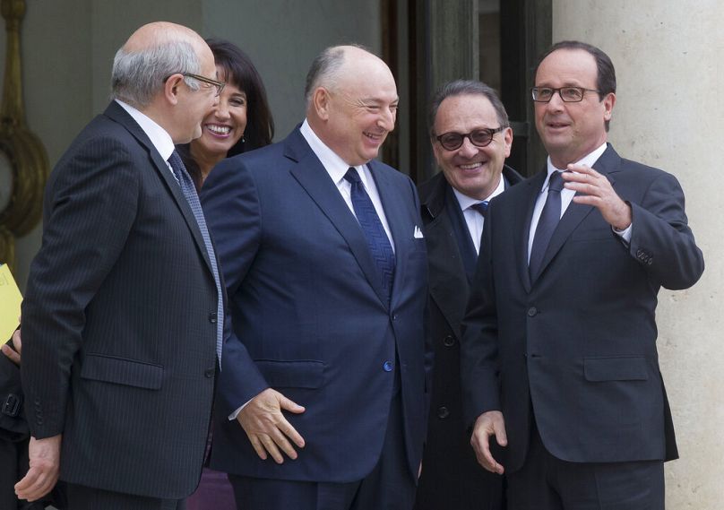 Le président français François Hollande fait ses adieux au président du Congrès juif européen, Moshe Kantor, après une réunion au palais de l'Elysée à Paris, en juillet 2014