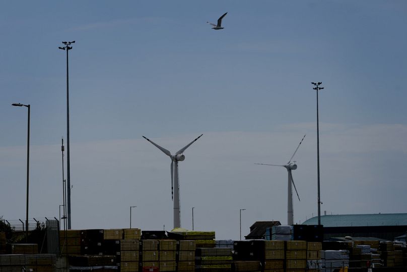 Éoliennes dans le port de Shoreham, East Sussex, juin 2024