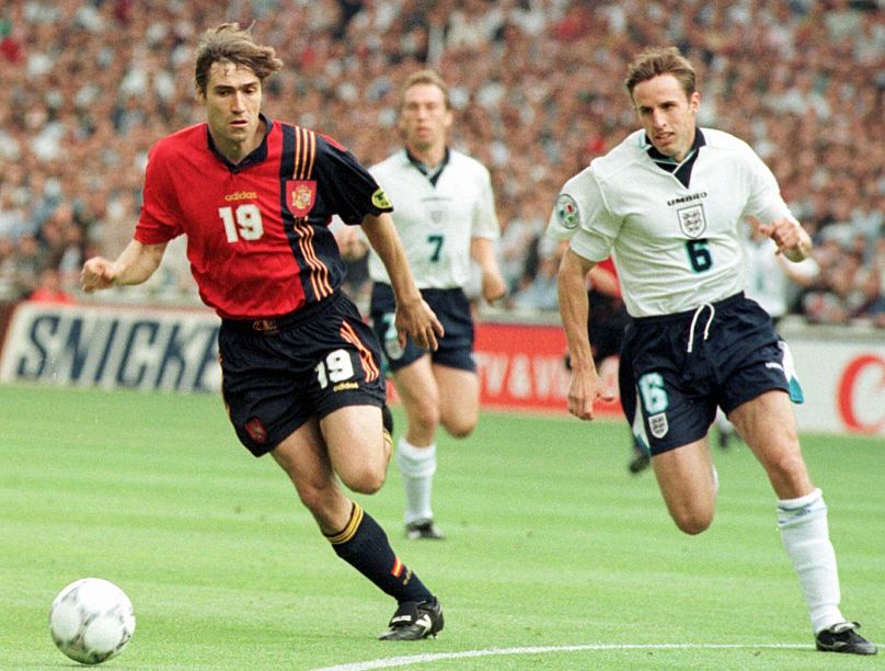 Julio Salinas, de l'Espagne, à gauche, court vers la surface de réparation de l'Angleterre poursuivi par Gareth Southgate lors du quart de finale de l'Euro 96 Angleterre contre Espagne au stade de Wembley