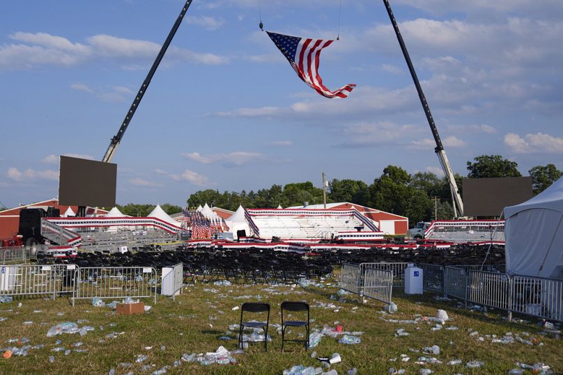 Un site de rassemblement de campagne pour le candidat républicain à la présidence, l'ancien président Donald Trump, est vide et jonché de débris samedi