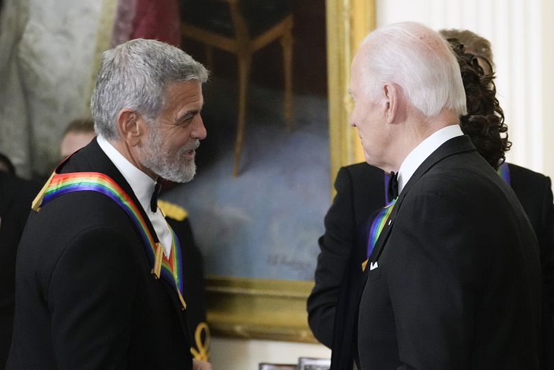 Le président Joe Biden serre la main de l'acteur, réalisateur et producteur George Clooney lors de la réception des lauréats du Kennedy Center à la Maison Blanche à Washington - 4 décembre 2022.