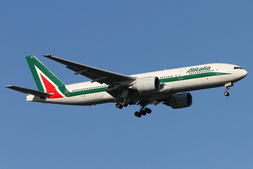 Un Boeing 777-200ER d'Alitalia atterrit sur la piste de l'aéroport de Milan Malpensa