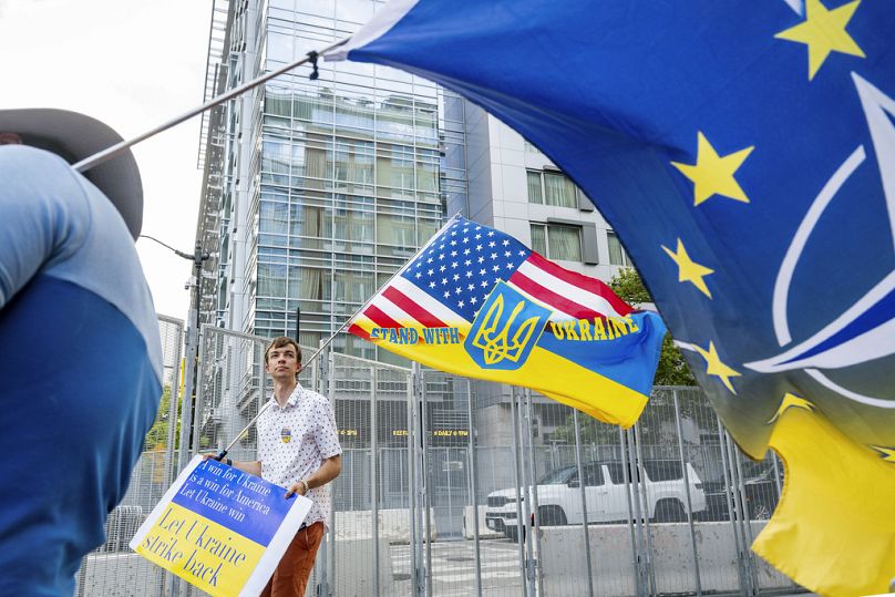 Le manifestant pro-ukrainien Thomas Cooney tient un drapeau devant le sommet de l'OTAN à Washington, le mercredi 10 juillet 2024. (AP Photo/Noah Berger)