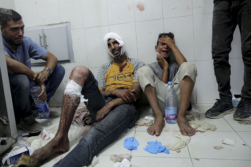 Des Palestiniens blessés lors des bombardements israéliens sur la bande de Gaza sont amenés dans un hôpital de Khan Younis.