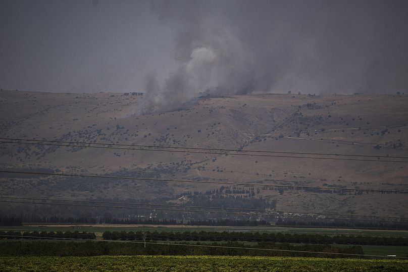 De la fumée s'élève vers le ciel alors qu'un incendie ravage une zone après un bombardement libanais, sur les hauteurs du Golan contrôlées par Israël.