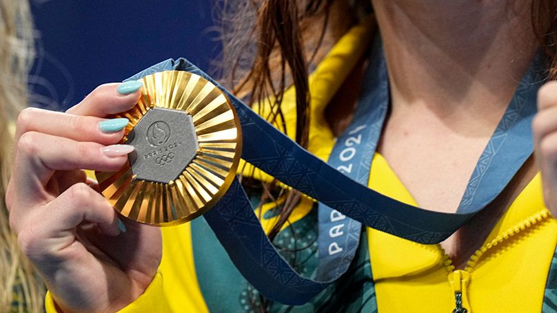 Mollie O'Callaghan, d'Australie, pose avec sa médaille d'or après la finale du 200 mètres nage libre féminin aux Jeux olympiques d'été de 2024